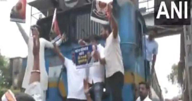 Patna: Youth Congress members protest against ED charge sheet; blocks rail track, halt train