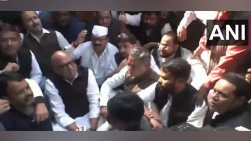 Scuffle breaks out between Police, Congress leaders outside party office in Lucknow