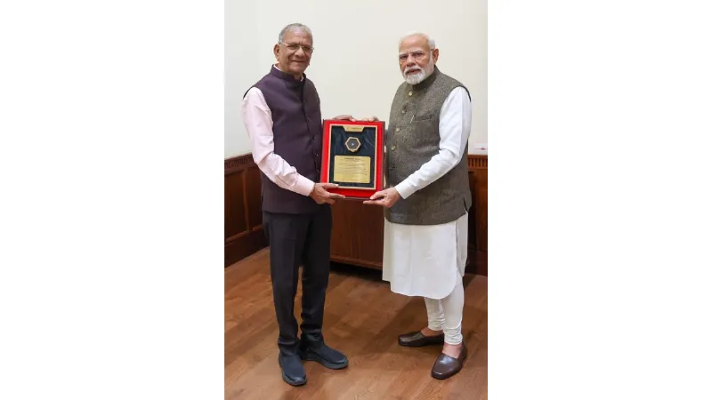 Diamantaire And Rajya Sabha MP Govind Dholakia Of Surat Presents Natural Diamond “Navbharat Ratna” To Prime Minister Modi Who Dreams Of ‘New Bharat’