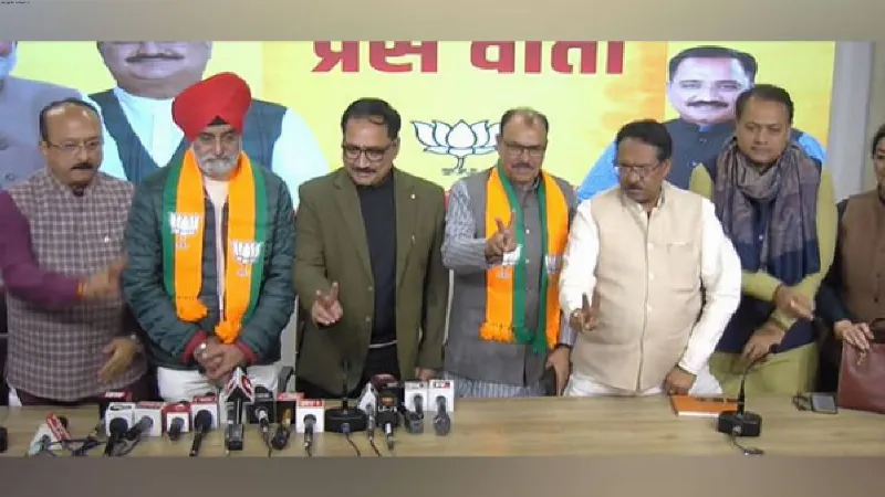 Delhi: AAP leaders Balbir Singh, Sukhbir Dalal join BJP