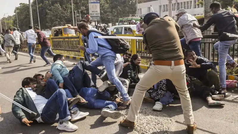 Delhi Police detain SFI members protesting against lathi-charge on BPSC aspirants in Patna