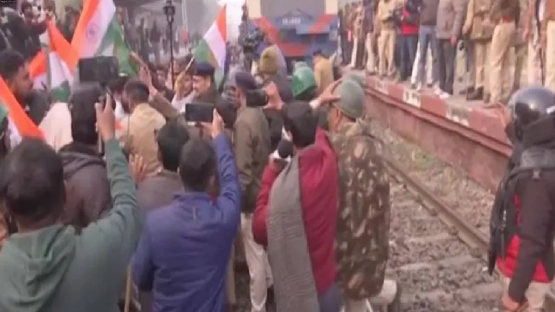 Supporters of Purnea MP Pappu Yadav organize 'rail roko' to support protest against BPSC