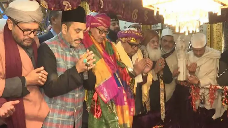 Union Minister Kiren Rijiju offers 'chadar' at Nizamuddin Dargah ahead of Ajmer Sharif visit