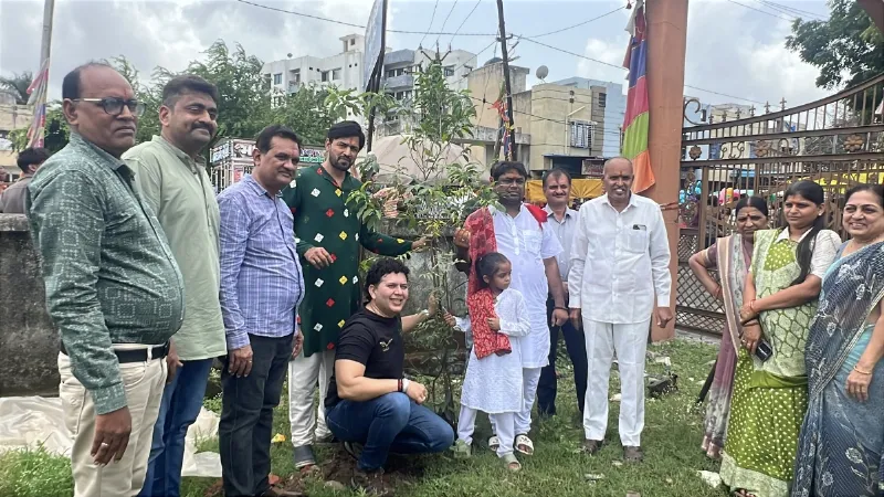 Over 2.5 Lakh Devotees Witness Greenman Viral Desai's Tree Plantation Drive At Gangadhara Alakhdham
