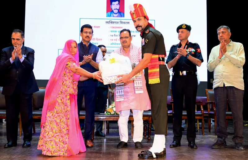CM at the felicitation function on the eve of Kargil Vijay Diwas at Birla Audiorium