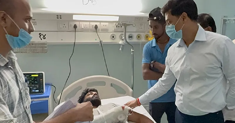 Shiv Sena MP Shrikant Shinde meets people injured in accident between Diva-Mumbra railway station
