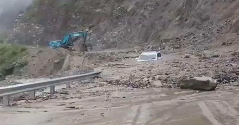 Uttarakhand: National Highway blocked near Nandprayag and Bhaneropani due to heavy rainfall