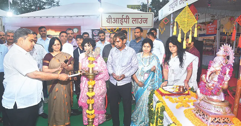 Min Dak opens Sahkar Mela, backs Swadeshi products