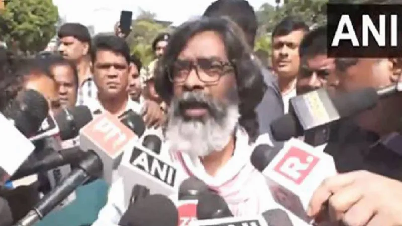 Jharkhand: CM Hemant Soren along, his wife Kalpana Soren cast their vote in Ranchi, appeals citizens to vote