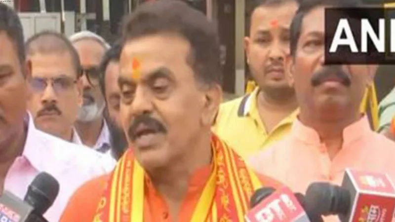 Shiv Sena's Sanjay Nirupam visits Siddhivinayak temple, says 