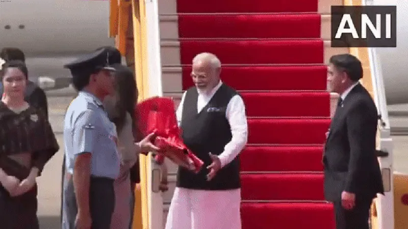 Prime Minister Narendra Modi arrives in Vientiane, Laos; accorded ceremonial Guard of Honour