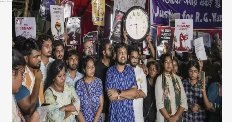 Kolkata: Junior doctors continue hunger strike; 324 hours and counting