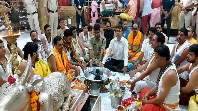 MP: Ujjain Collector, priests of Mahakaleshwar Temple offer prayers to Baba Mahakal on Dhanteras