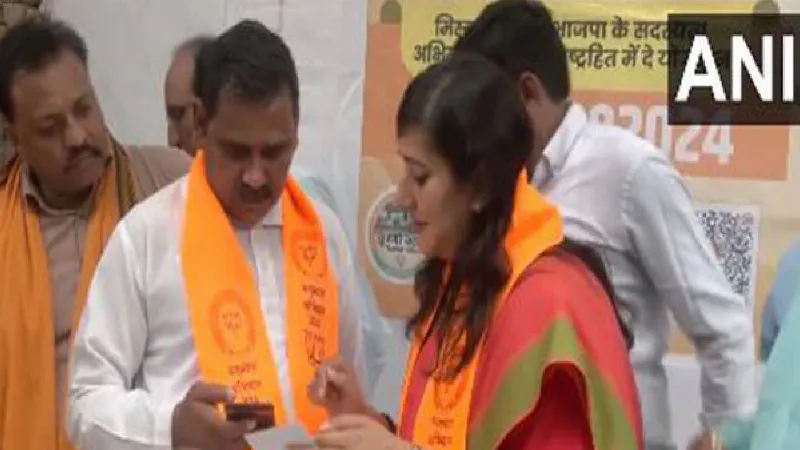 BJP leaders like Bansuri Swaraj and Smriti Irani held membership drive in Delhi