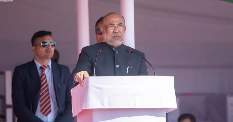 Manipur CM hands over Rs 10 lakh ex-gratia amount to kin of people killed in violence