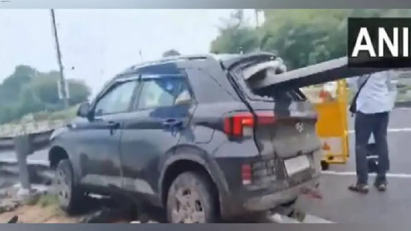 New Delhi: 5 students suffer injuries after car collides with railing at Geeta Colony flyover