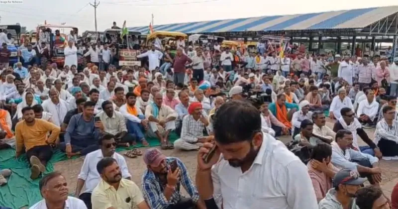 MP: Farmer leader Rakesh Tikait holds protest, tractor rally in Narmadapuram seeking hike in Soybean MSP