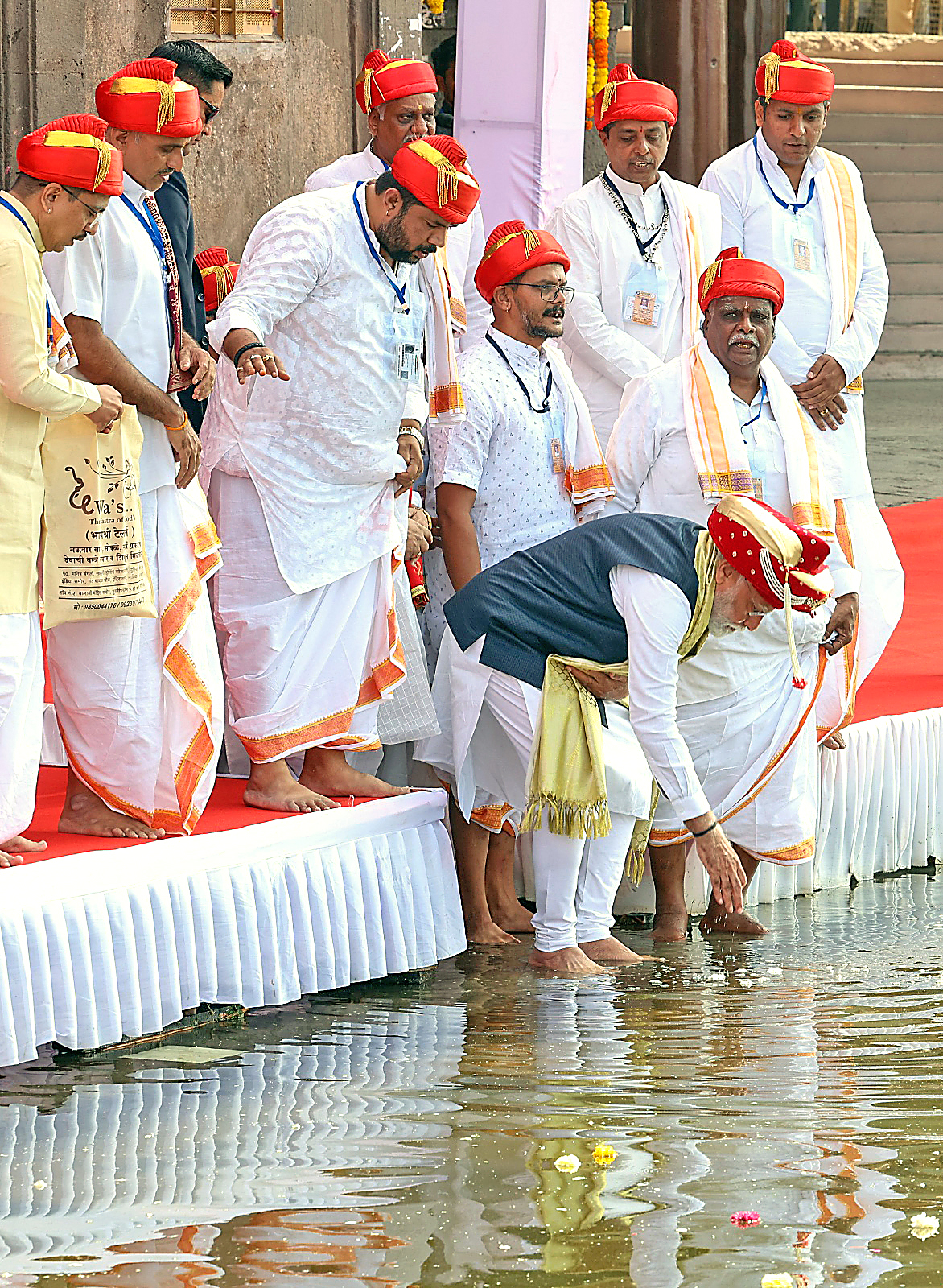 Modi offering prayers at Ramkund.