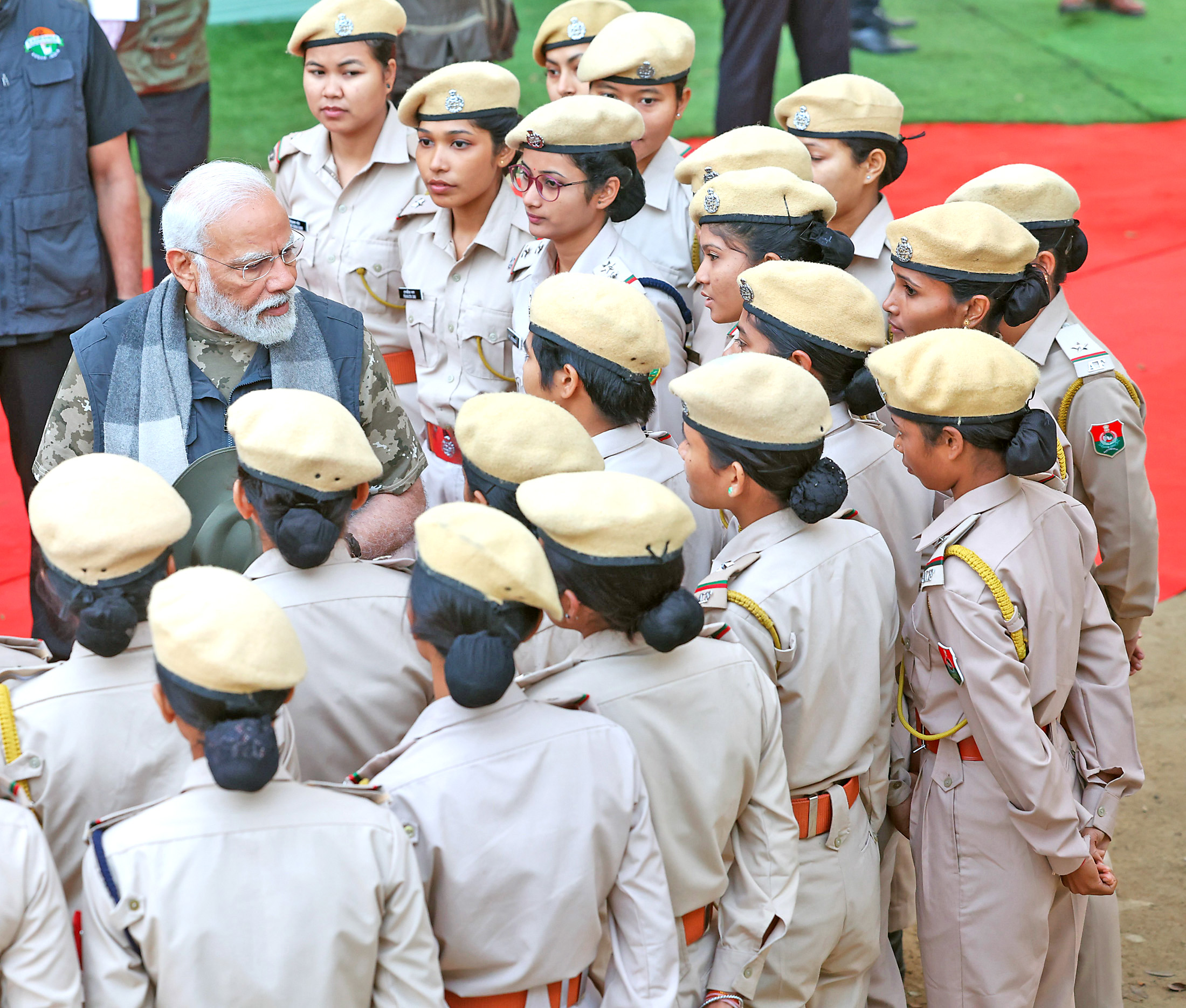 Modi meets forest officials.