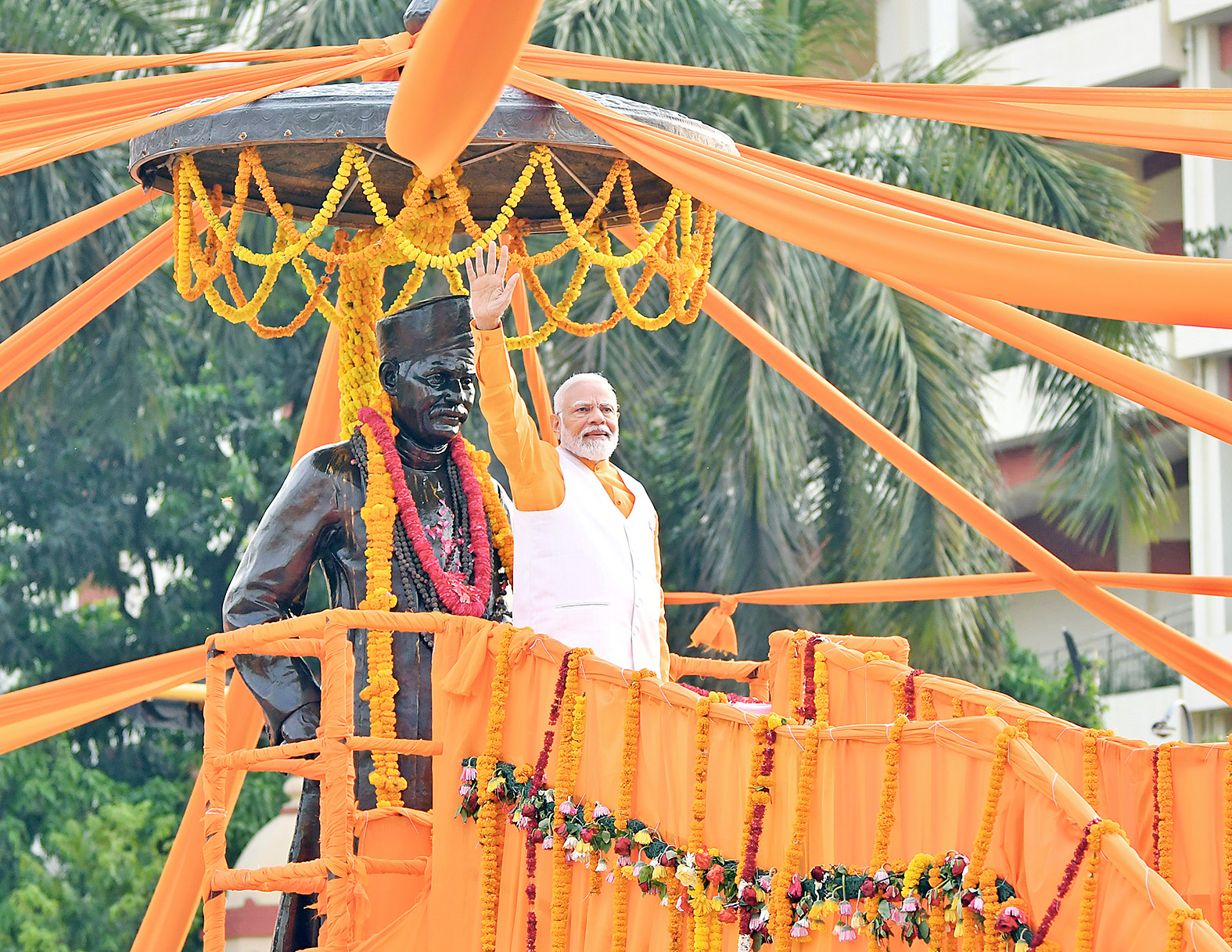 PM pays tribute to Pandit Madan Mohan Malviya.