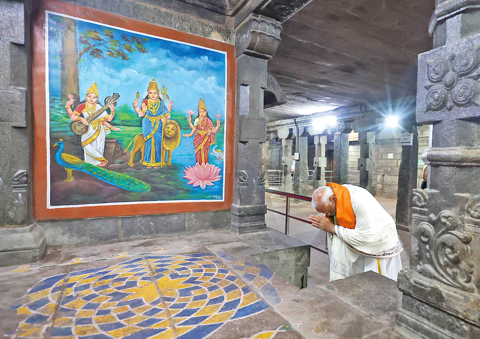 Modi prays at Bhagavathy Amman Temple.