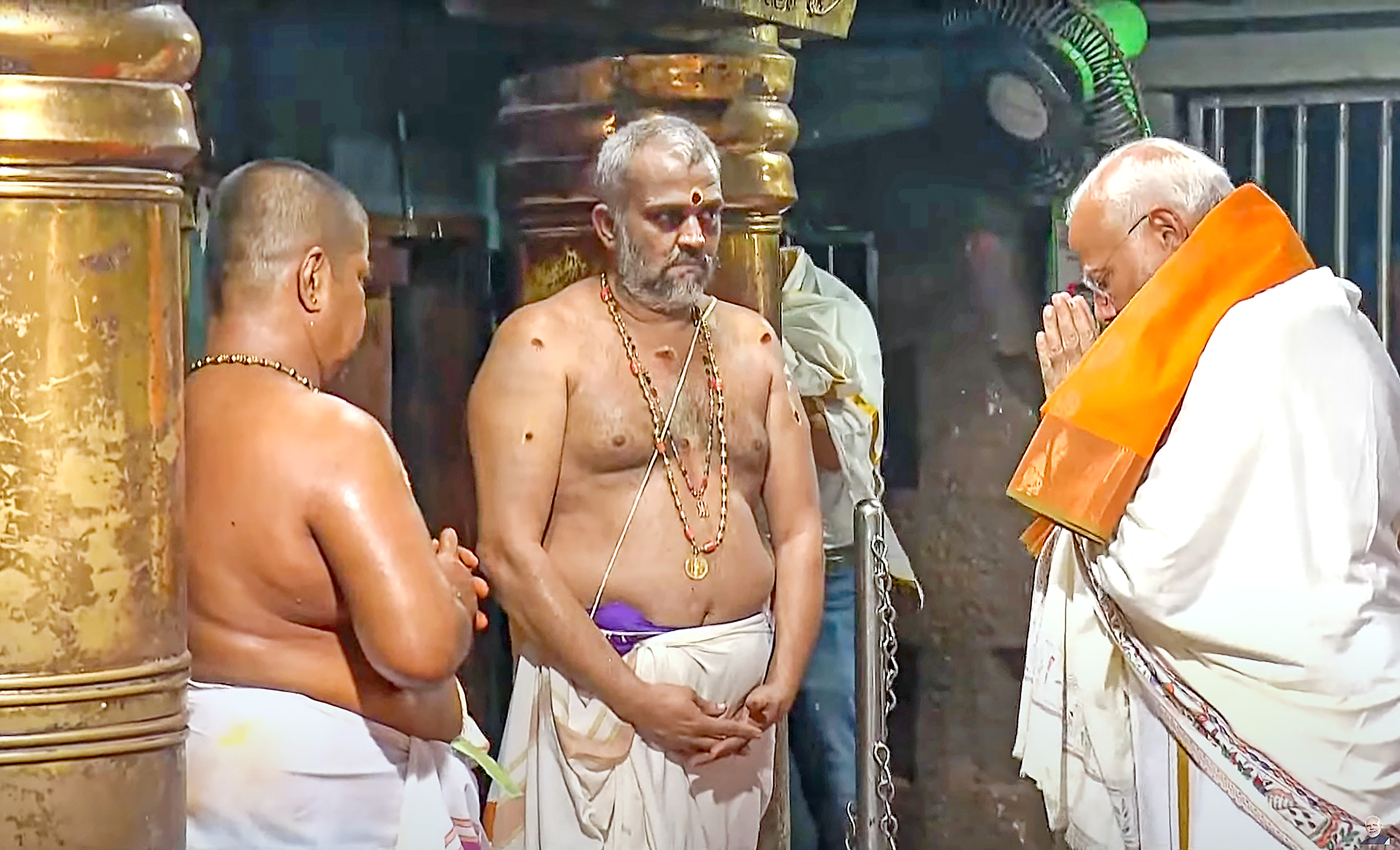 Modi prays at Bhagavathy Amman Temple.