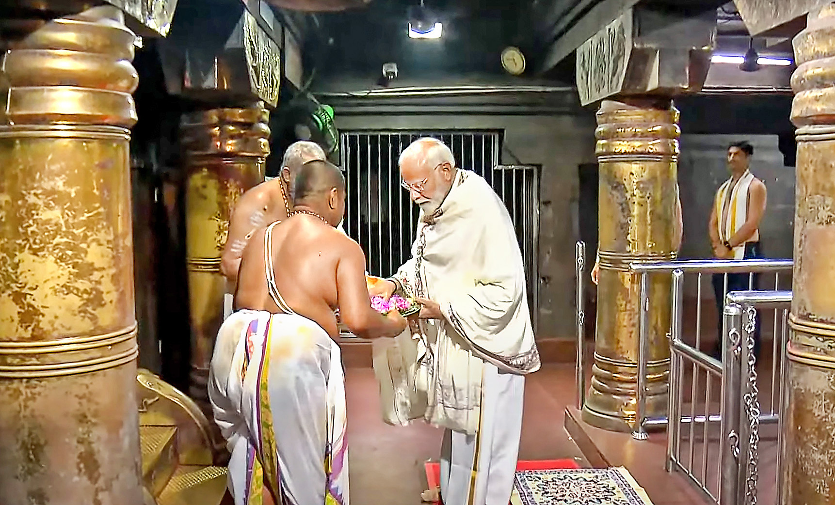 Modi prays at Bhagavathy Amman Temple.