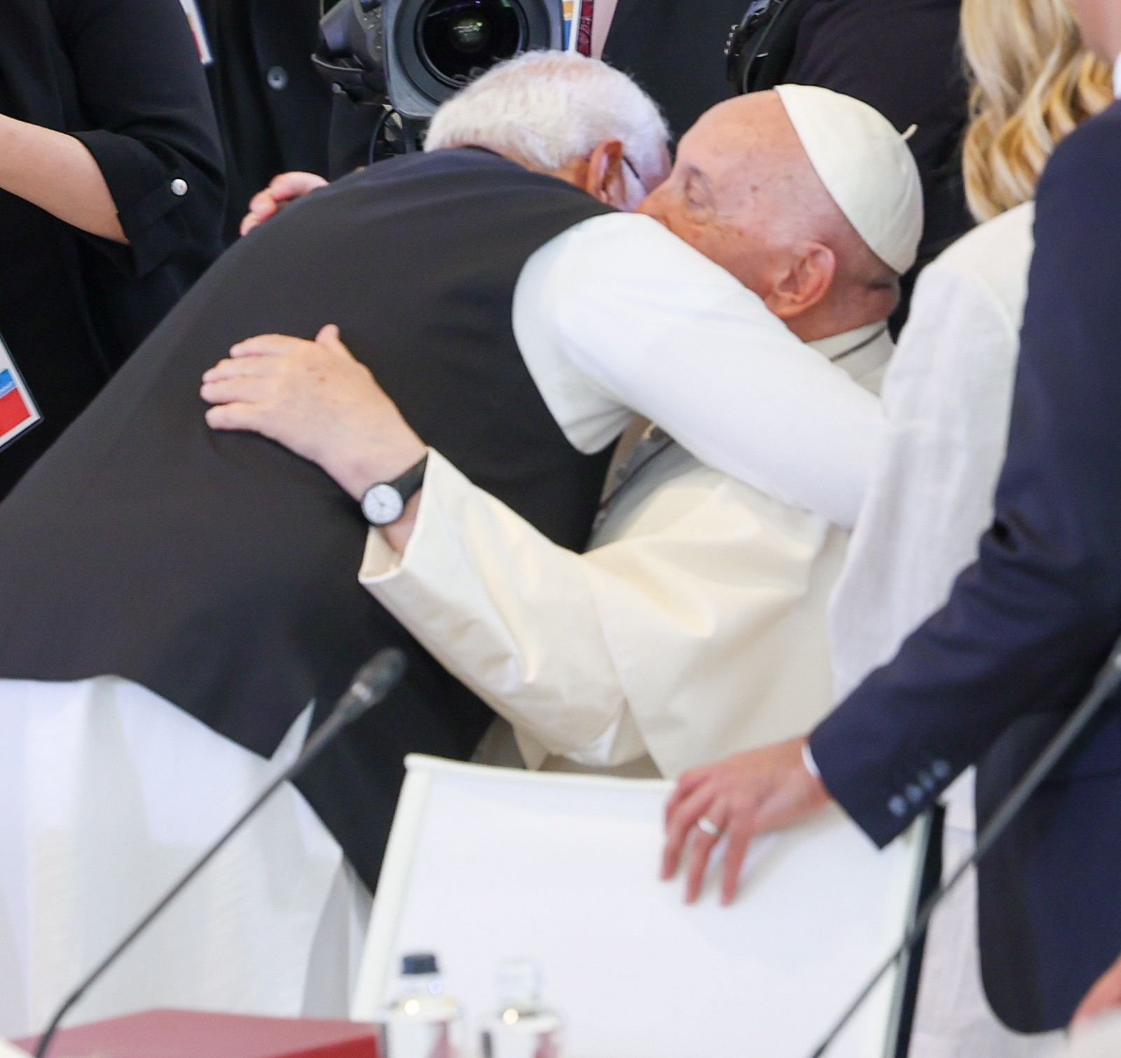 Modi hugs Pope Francis