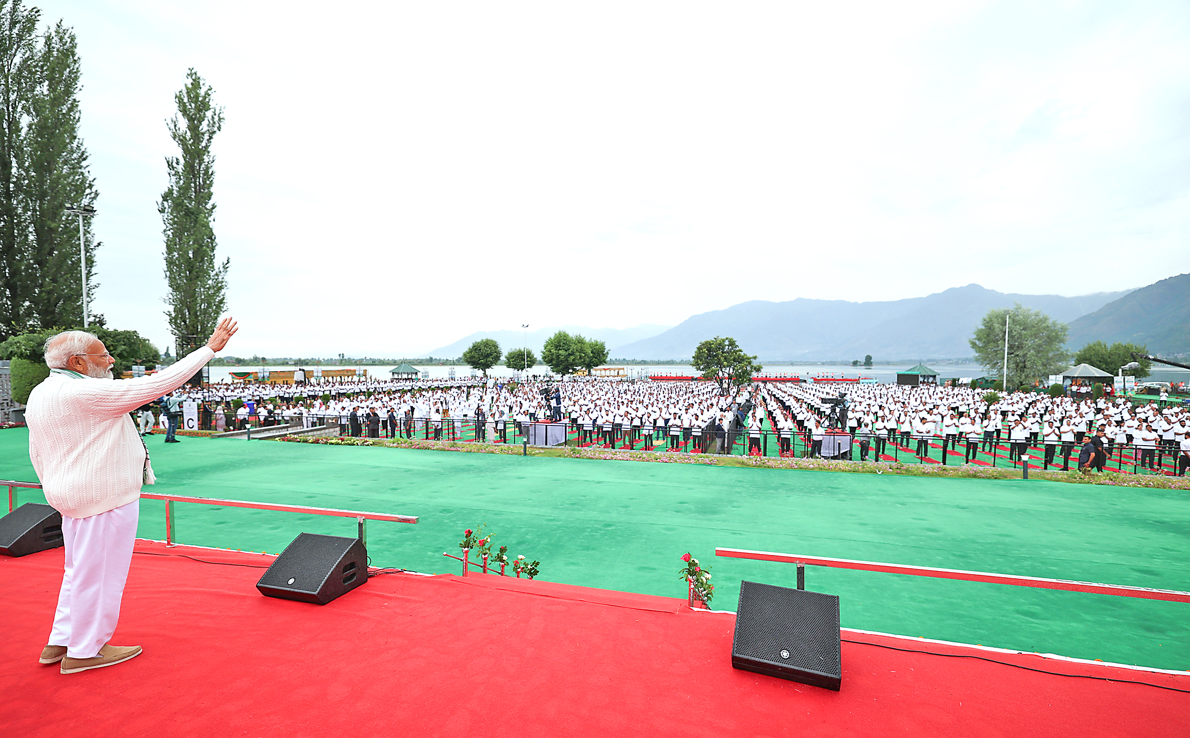 Modi greets people after Dal Lake