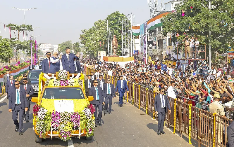 Modi and Sanchez during a roadshow.