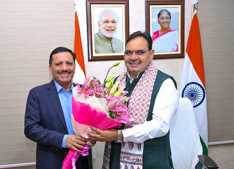 Pawan Arora Offered a Bouquet to CM Bhajan Lal Sharma during their meeting on Sunday