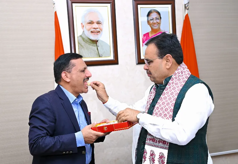 CM Bhajan Lal Sharma offers sweets to First India Group’s CEO and Managing Editor Pawan Arora during the unveiling of a special edition of Sach Bedhadak, a Hindi daily of the First India Group, on Sunday at the Chief Minister’s residence. The issue celebrates the first anniversary of the Bhajan Lal government and highlights Rajasthan’s progress under the theme Rising Rajasthan.