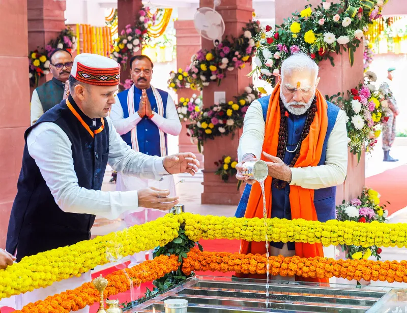 Modi offers prayers at the Saraswati Koop.