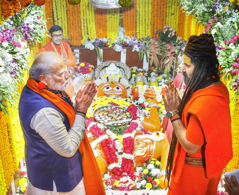 Modi offers prayers at the Hanuman Mandir.