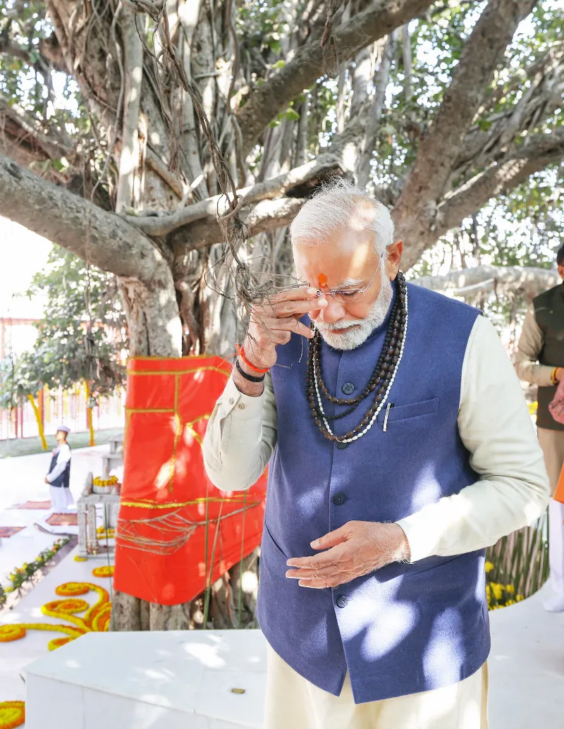 Modi offers prayers at the Akshay Vata Vriksha.