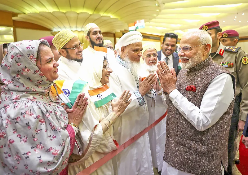 PM Modi being welcomed by members of the Indian community.