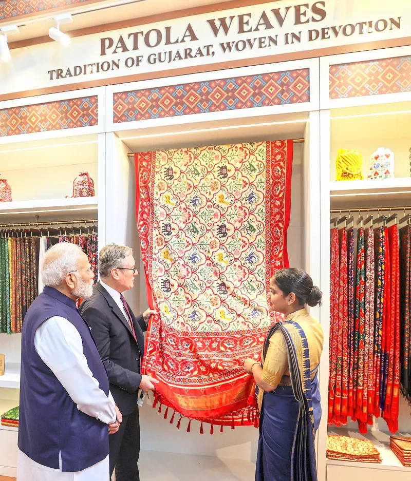 Modi looks on as Starmer explores Patola saree.