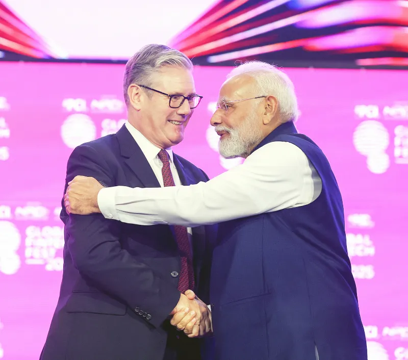 Modi and Starmer greet each other at Global Fintech Fest.