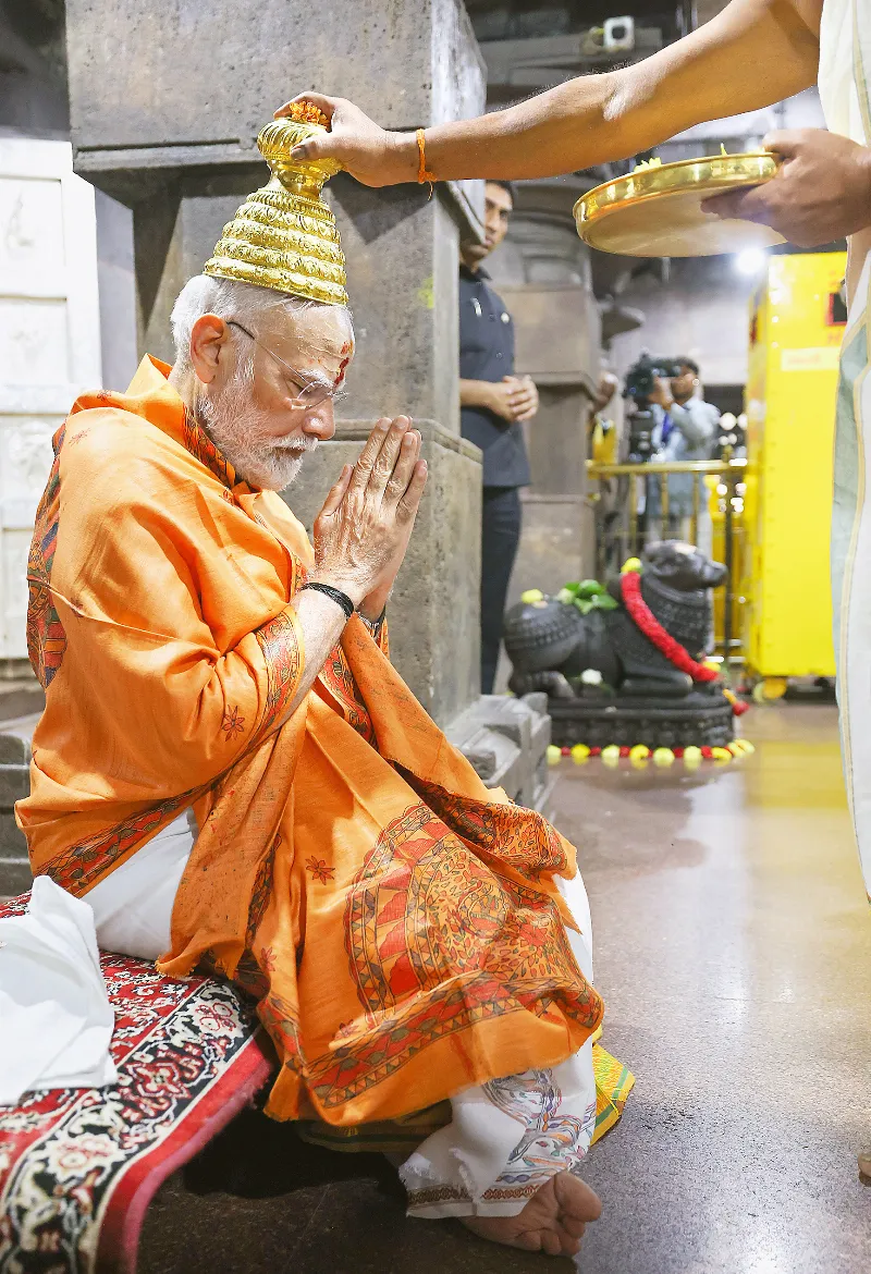 Modi offers prayers at Bhramaramba Mallikarjuna Swamy Varla Devasthanam temple.