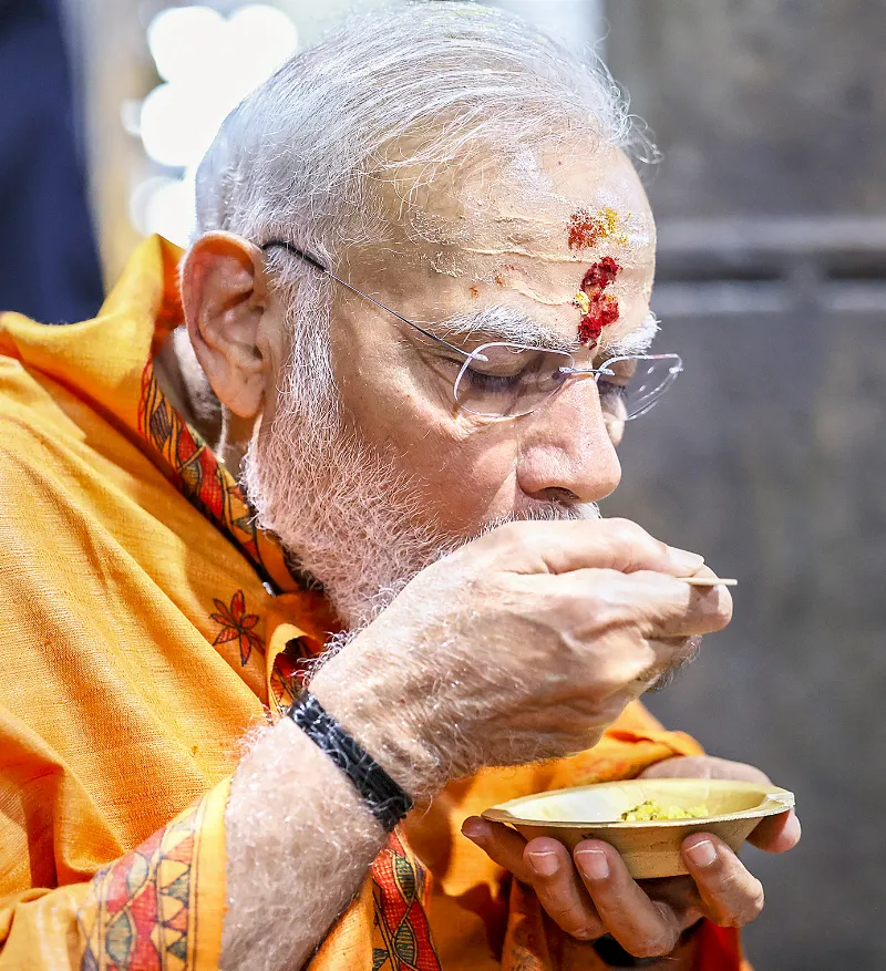 Modi offers prayers at Bhramaramba Mallikarjuna Swamy Varla Devasthanam temple.