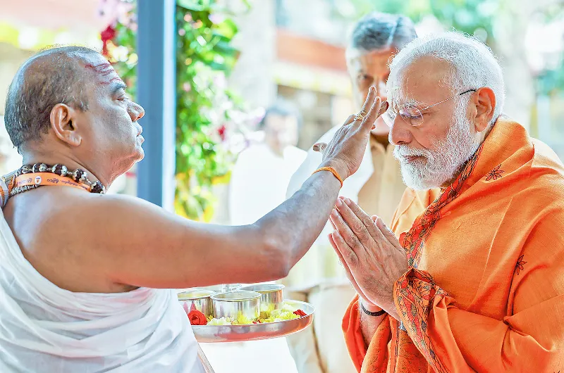 Modi offers prayers at Bhramaramba Mallikarjuna Swamy Varla Devasthanam temple.