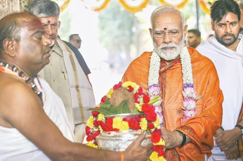 Modi offers prayers at Bhramaramba Mallikarjuna Swamy Varla Devasthanam temple. Also seen are N Chandrababu Naidu and Pawan Kalyan.