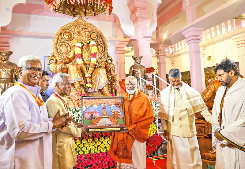Modi being felicitated at Bhramaramba Mallikarjuna Swamy Varla Devasthanam temple. Also seen are N Chandrababu Naidu and Pawan Kalyan.