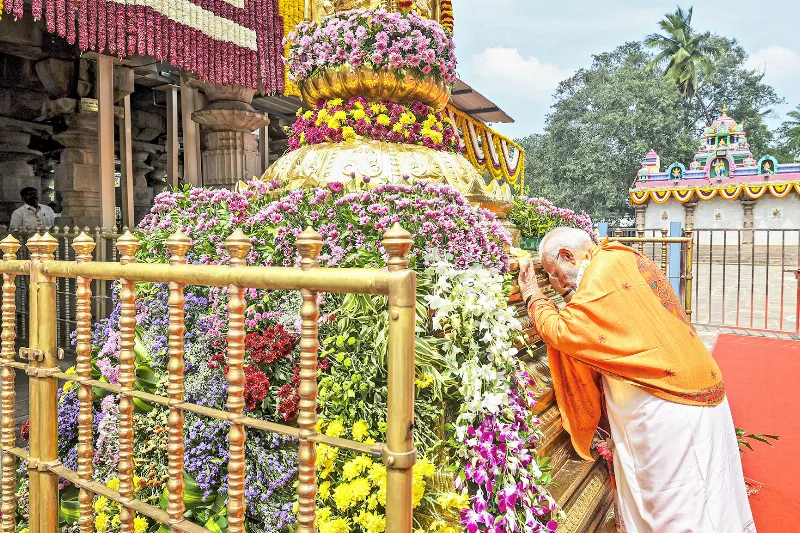 Modi offers prayers at Bhramaramba Mallikarjuna Swamy Varla Devasthanam temple.