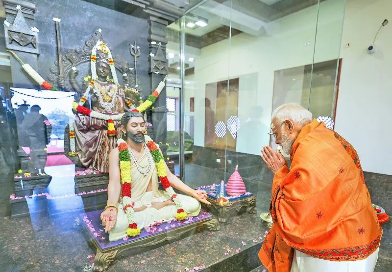 Modi offers prayers at Bhramaramba Mallikarjuna Swamy Varla Devasthanam temple.